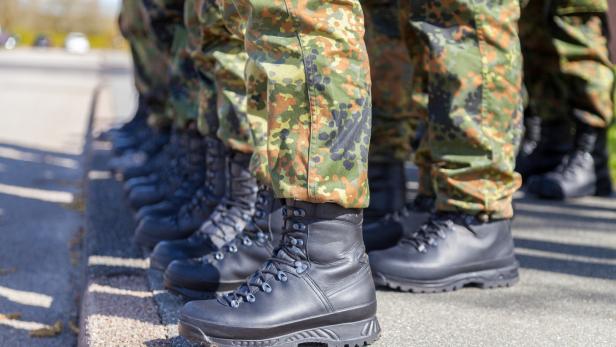 Viele deutsche Soldaten müssen länger als geplant auf neues Schuhwerk warten.