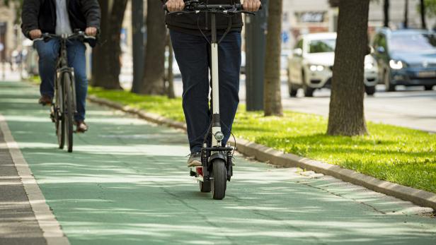 Scooter und Radfahrer
