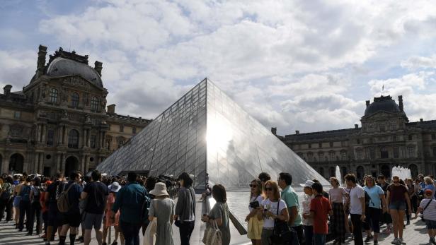 Wer im Voraus bucht, braucht sich auch beim Pariser Louvre nicht anzustellen.
