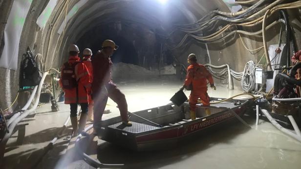Im Basistunnel wurde vergangenen Herbst in Göstritz (NÖ) eine Quelle getroffen. Monatelang schossen 60 Liter Wasser pro Sekunde aus dem Reservoir und überfluteten die Stollen