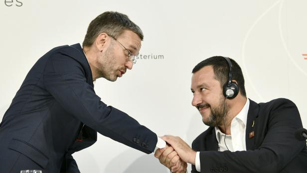 Salvini (rechts, sitzend) und Kickl bei einem Treffen im September 2018 in Wien.
