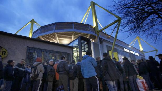 Eine Menschenmenge vor dem Signal Iduna Park in Dortmund.