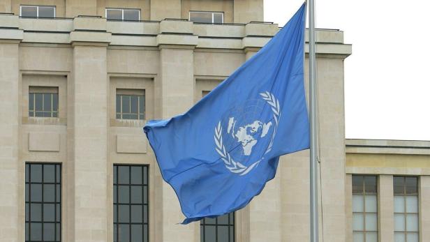 Die Flagge der Vereinten Nationen weht vor einem Gebäude.