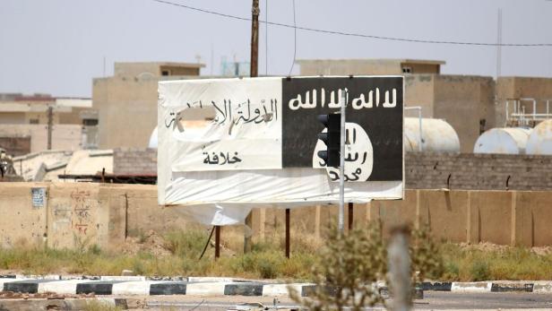 Eine Plakatwand mit der Flagge des so genannten &quot;Islamischen Staates&quot; in der Nähe von Falludja.