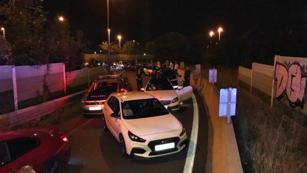 Neun Boliden auf A22: Polizei stoppt illegales Autorennen