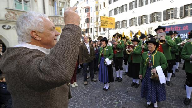 APA12297236 - 13042013 - INNSBRUCK - ÖSTERREICH: Liste Fritz - Obmann Fritz Dinkhauser dirigiert die Musikkapelle Mariahilf bei einer Wahlveranstaltung zur Landtagswahl in Tirol am Samstag, 13. April 2013, vor dem Goldenen Dachl in Innsbruck. APA-FOTO: ROBERT PARIGGER