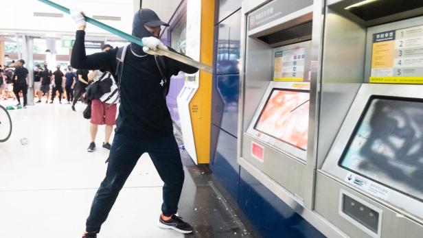 Sinnlose Gewalt: Demonstranten zerstören eine U-Bahn-Station