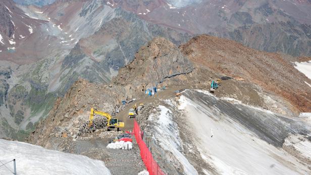 Am Pitztaler Gletscher wurde heuer bereits gebaut. Ein illegal gesprengter Berggrat musste rekonstruiert werden.