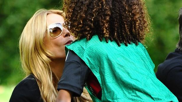 Sie selbst kann scheinbar gar nicht genug vom Rampenlicht bekommen, ihre Kinder aber schützt Heidi extrem davor. Jedes Medium, das ihre Kinder in voller Erscheinung zeigt, wird sofort verklagt. Sie sollen ein Leben in der Anonymität führen können.