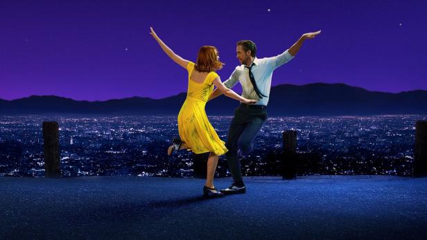 Emma Stone und Ryan Gosling tanzen vor einer nächtlichen Stadtkulisse.