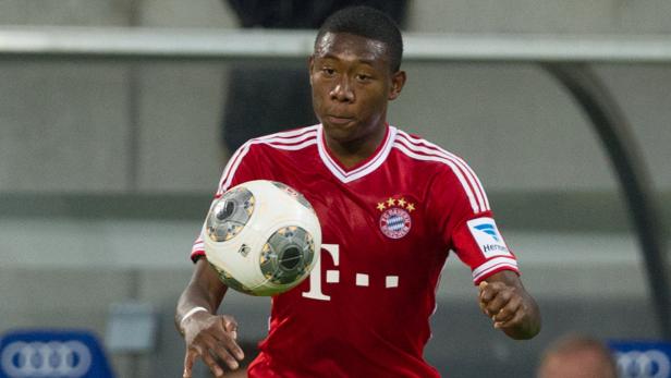 David Alaba im Trikot des FC Bayern München mit einem Fußball.