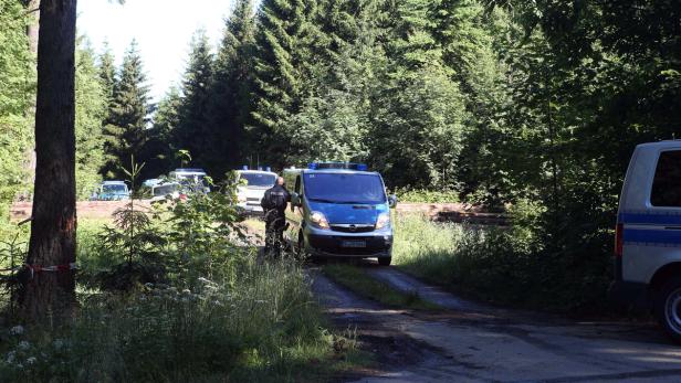 Skelettteile entdeckt - Suche Die Polizei durchkämpt das Gebiet in Thüringen.