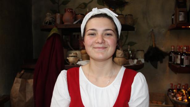Maria Belogortseva (20) ist Studentin aus Tallinn und arbeitet in einem Mittelalter-Store. Sie kritisiert die niedrigen Gehälter trotz der hohen westlichen Preise.