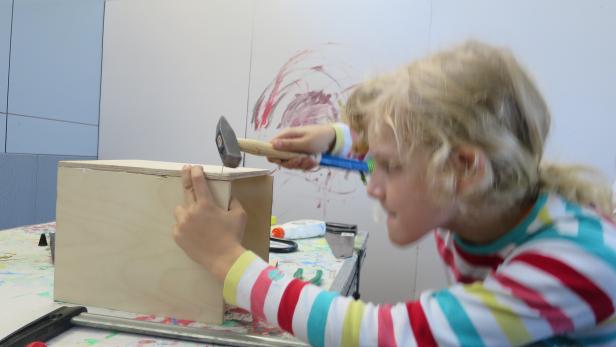 IN KleinFeldkirch können Kinder auch hämmern und andere handwerkliche Tätigkeiten ausüben