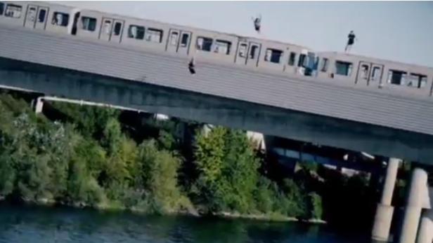 Video: Waghalsiger Sprung von fahrender U-Bahn in die Donau