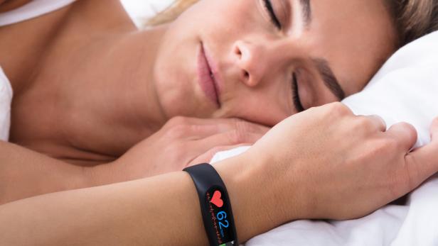 Ausreichend Schlaf senkt das Risiko für chronische, niederschwellige Entzündungen.