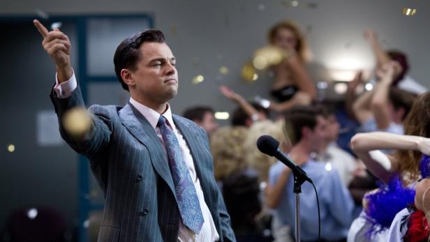Ein entfesselter Leonardo DiCaprio als Banker Jordan Belfort feuert seine Mitarbeiter an, möglichst viele (wertlose) Aktien zu verkaufen.