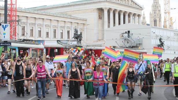 Im Ort Himberg gab es zum ersten Mal eine Regenbogenparade