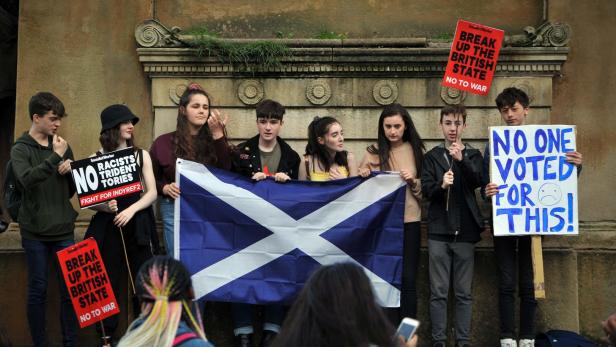 Der Brexit und mit ihm die Konservativen als Feindbilder: Schottlands junge Generation ist pro-europäisch und sieht sich von der Politik in London hintergangen.