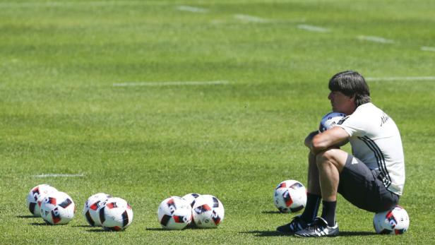 Joachim Löw muss auf einige Ausfälle reagieren, bleibt aber ruhig.