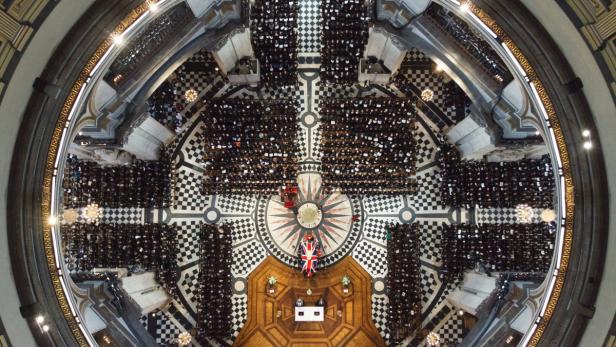 epa03665231 An overhead view of the scene inside St. Paul&#039;s Cathedral as the tri-Service Bearer Party representing the armed services associated with the Falklands campaign carry the Union flag-draped coffin of former British prime minister Margaret Thatcher in St. Paul&#039;s Cathedral in central London 17 April 2013. EPA/DOMINIK LIPINSKI UK and Republic of Ireland EDITORIAL USE ONLY