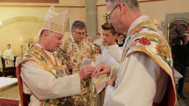 Bischof Scheuer steckt Dikany den Abtring an