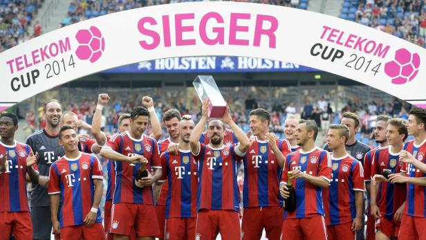 Die Mannschaft des FC Bayern München feiert den Gewinn des Telekom Cups 2014.