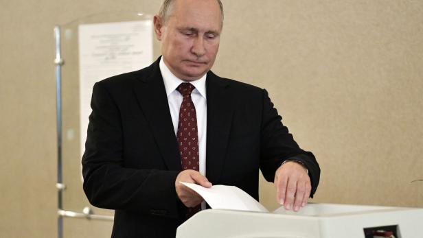 Putin bei der Stimmabgabe in Moskau
