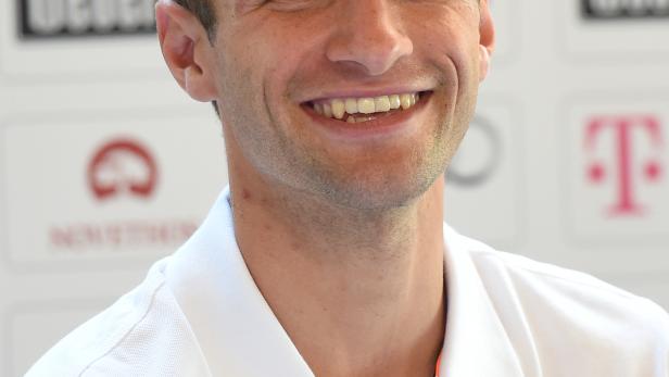 Thomas Müller lächelt in die Kamera.