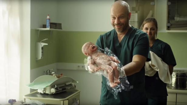 Edeka-Werbung schockt mit Baby in Plastik