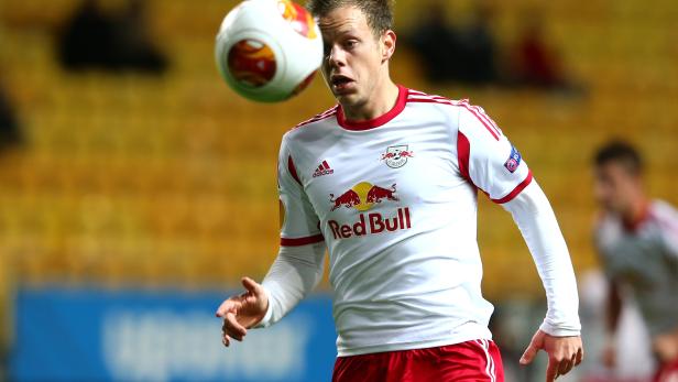 Ein Fußballspieler von Red Bull Salzburg köpft einen Ball.