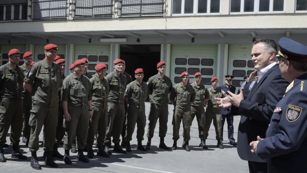 Minister Doskozil übergibt Kadersoldaten an Polizeigeneral Karl Mahrer