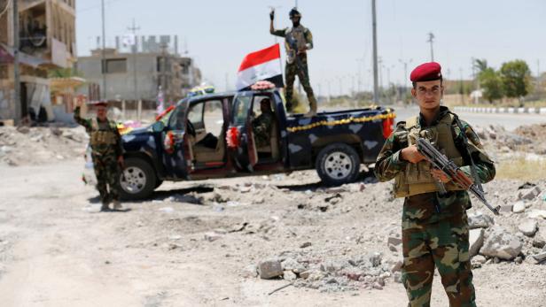 Iraqi government forces react to the camera in Fal Irakische Kräfte in Siegerpose – der Krieg gegen den IS wird aber durch politische Taten in Bagdad entschieden.