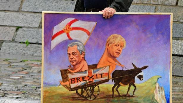 BRITAIN-EU-VOTE-BREXIT Nigel Farage (li.) und Boris Johnson als Zielscheibe der Satire