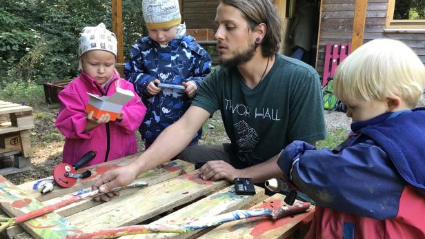 Landwirt und Waldpädagoge Bernhard Osterer bastelt mit den Kindern die Garderobe. Dabei kommt auch kindgerechtes Werkzeug zum Einsatz