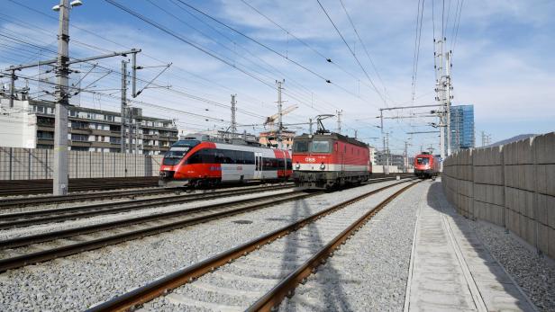 Viergleisige Bahntrasse mit Lärmschutzwänden, wie es si in Linz schon gibt, soll in Leonding eingehaust werden
