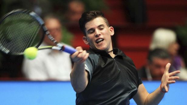 Dominic Thiem beim Aufschlag während eines Tennisspiels.