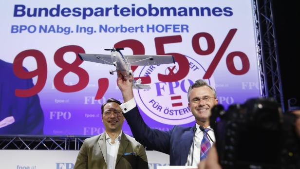 Neuer FPÖ-Chef Hofer: "Seht mich als Vater dieser Bewegung"
