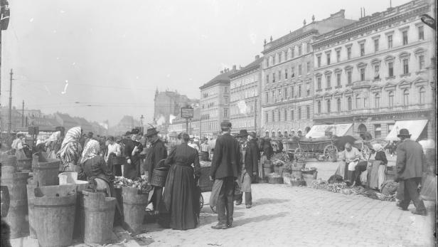 Boulevard nach Schönbrunn: Blick über den alten Naschmarkt zur Linken Wienzeile.