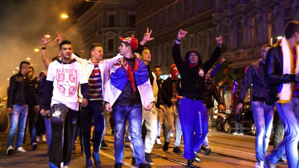 Nachdem ein EM-Qualifikationsspiel in Belgrad abgebrochen worden war, drohten Gruppen von Serben und Albanern auf der Wiener Ottakringer Straße aneinanderzugeraten.
