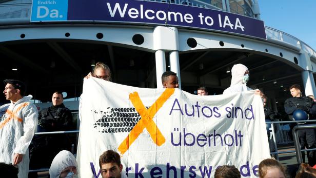 Protest vor der IAA: "E-Autos nehmen genauso Platz weg"