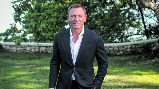 FILE PHOTO: Actor Daniel Craig poses for a picture during a photocall for the British spy franchise's 25th film set for release next year, titled "Bond 25" in Oracabessa