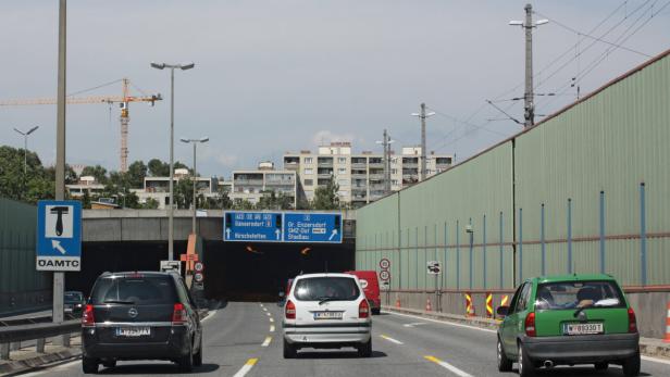 Tunneleinfahrt Stadlauer Tunnel, Hinweisschilde Gänserndorf, Hischstätten\r Ausfahrt Groß Enzersdorf, SMZ Ost, Stadlau,