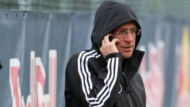 Multi-Funktionär: Ralf Rangnick muss als Sportchef von Salzburg und Leipzig viel telefonieren.