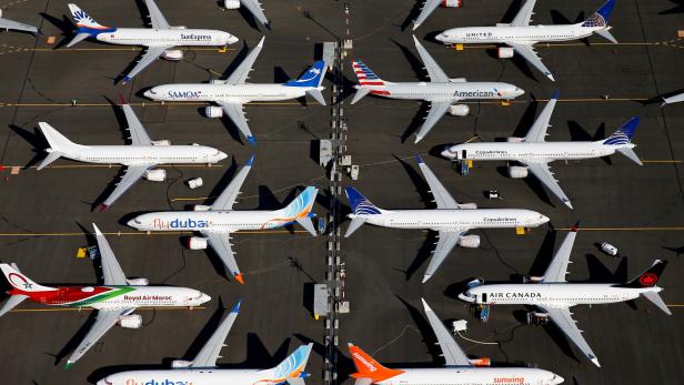 Maschinen des Typs Boeing 737 Max warten auf den Abflug.