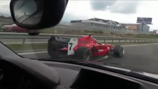 Was macht ein Formel-Bolide auf einer Autobahn in Tschechien?