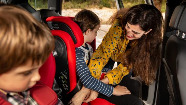 Zehn Tipps für die richtige Sicherung von Kindern im Auto