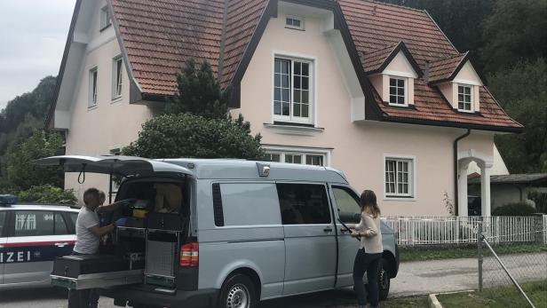 Tatort-Ermittler vor dem Haus des Opfers in Thomasberg