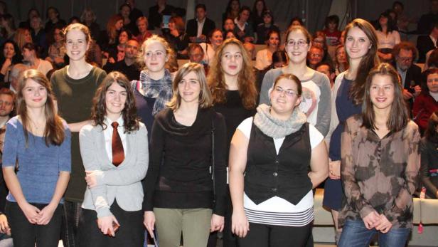 Eine Gruppe junger Frauen steht vor einem Publikum.
