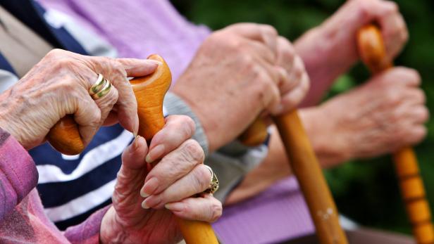 Senioren auf einer Parkbank: Heute gibt es für Neuverträge nur noch drei Prozent als Berechnungszins für die Pensionskassen-Pension.